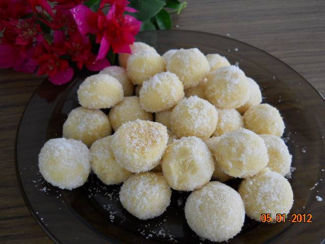 Shoonyin's Recipes: Kuih Momo/Kueh Momo