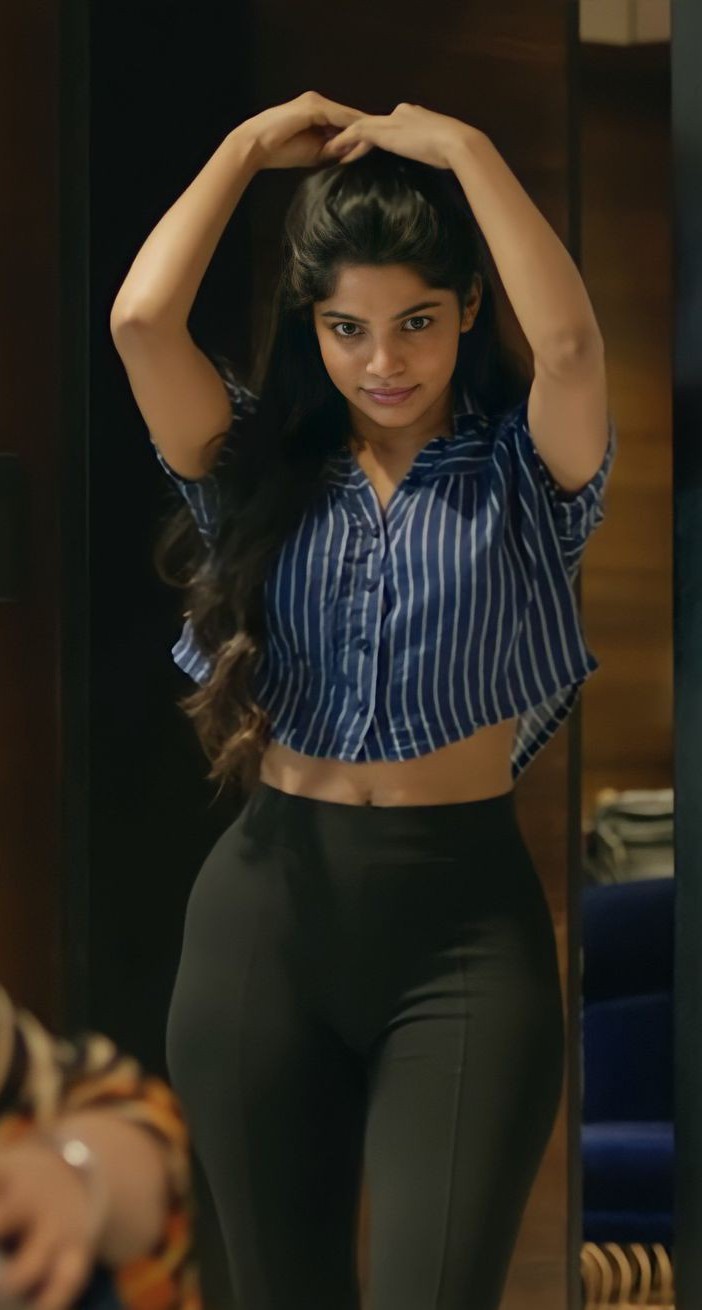 Divya Bharathi hottest looks, Divya Bharathi sexy curvy body figure in tight jeans and leggings, Divya Bharathi sexy Ass, Divya Bharathi tight jeans, Divya Bharathi curvy figure, Divya Bharathi gorgeous looks