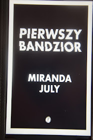 Recenzje #54 - "Pierwszy bandzior" - okładka książki pt. "Pierwszy bandzior" Mirandy July - Francuski przy kawie