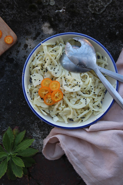 Salade de chou au miso façon coleslaw vegan