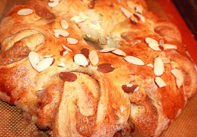 danish puff pastry ring with almonds