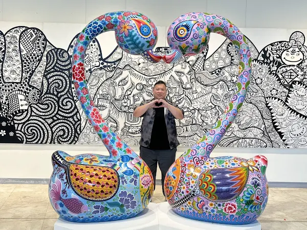 ▲洪易老師國內外展出經驗十分豐富，從日本東京到美國舊金山，從西班牙瓦倫西亞到華盛頓特區，展品所到之處，皆為城市創造活潑鮮明的藝術風景。（記者林明佑翻攝）