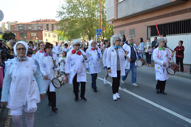 bajada de disfraces en las fiestas de Lutxana