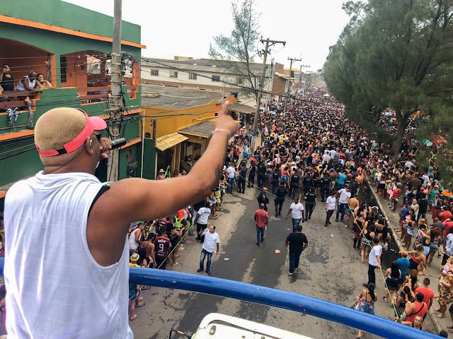 Multidão varre a Avenida atrás do trio elétrico nesta segunda de carnaval