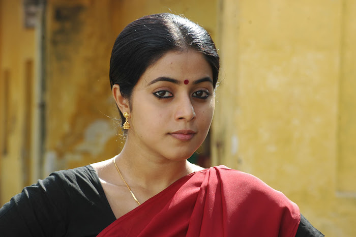 poorna in half saree unseen pics