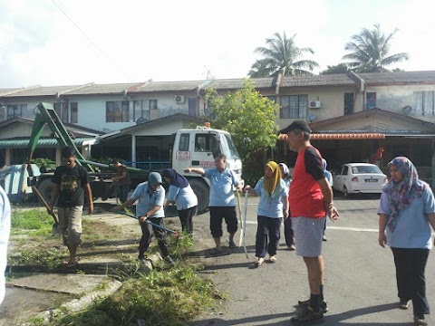 aktiviti gotong-royong di taman perumahan