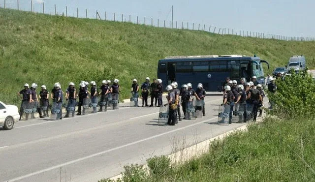 Πορείες στην Ορεστιάδα ενάντια στο φράχτη του Έβρου με ισχυρή παρουσία MAT, ένταση και απαγόρευση διαδηλώσεων