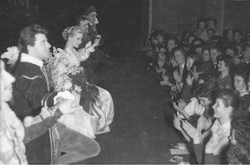 Saluts de Ruy Blas par la troupe du T.N.P. à Dresde (1956), photographie d’Erich Höhne & Erich Pohl © Deutsche Fotothek