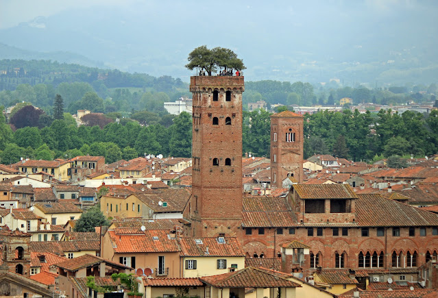 Torre Guinigi per un Weekend Romantico a Lucca