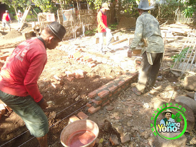  FOTO 4 : Pemasangan pondasi   warung benih MANGYONO.com dan lumbung padi