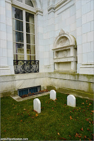 Cementerio de Mascotas en el Exterior de la Mansión Rosecliff, Newport