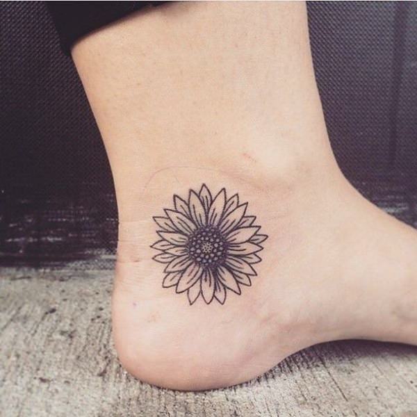 Mini tatuagens femininas para os tornozelos 