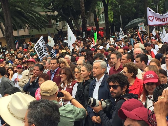 Continúa marcha masiva convocada por AMLO en apoyo a profesores de la CNTE