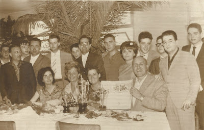María Lluïsa Puget con los componentes del Club d’Escacs Terrassa