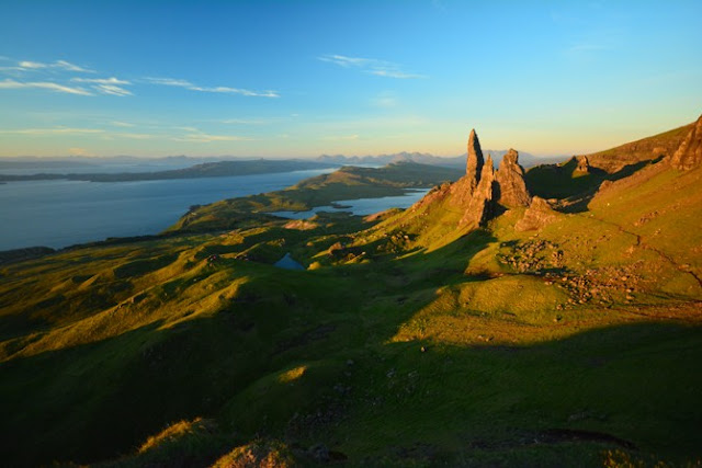 Východ slunce nad Old Man of Storr na ostrově Skye ve Skotsku.