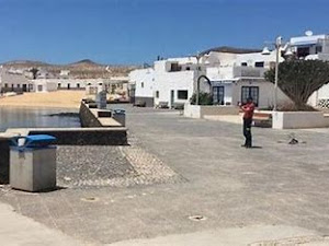 Lanzarote abre la primera oficina de atención e información para el sector turístico en La Graciosa