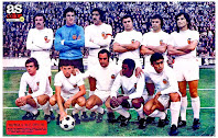 VALENCIA C. F. - Valencia, España - Temporada 1975-76 - Cordero, Basauri, Barrachina, Domingo, Cerveró y Tirapu; Rep, Saura, Quino, Keita y Planelles - VALENCIA 0 ATLÉTICO DE MADRID 1 (Leal) - 04/01/1976 - Liga de 1ª División, jornada 16 - Valencia, estadio de Mestalla - 10º clasificado en la Liga, con Milosevic y Mestre de entrenadores