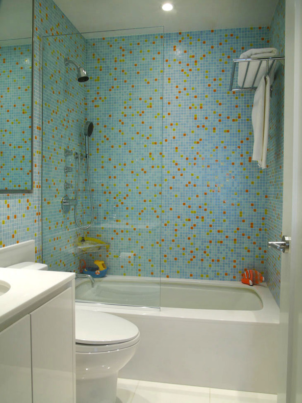 glass tile bathroom on Juice   What Were They Thinking Thursday        Shower Tile Borders