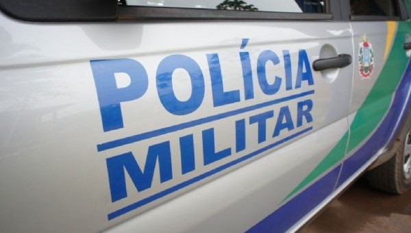 Homem empina moto perto de viatura e acaba preso pela PM