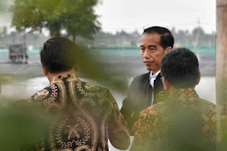  Jokowi Bersama Petambak Perhutanan Sosial Panen Udang di Muara Gembong