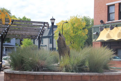 wolf sculpture outside Ancient Traders Market