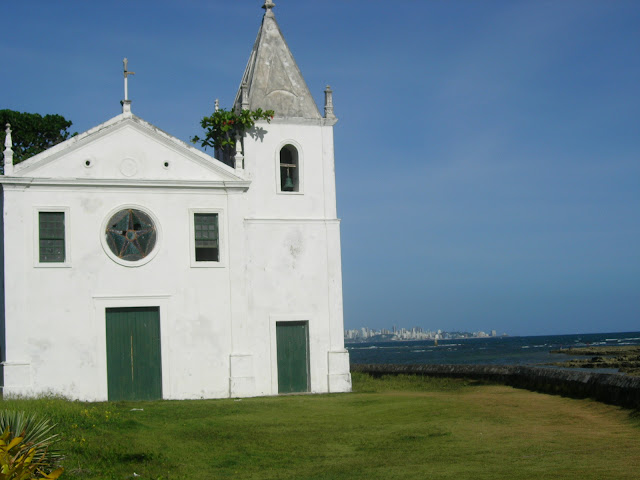 Antiga igreja na Penha com Salvador ao fundo - Bahia - Baía de Todos os Santos - Brasil