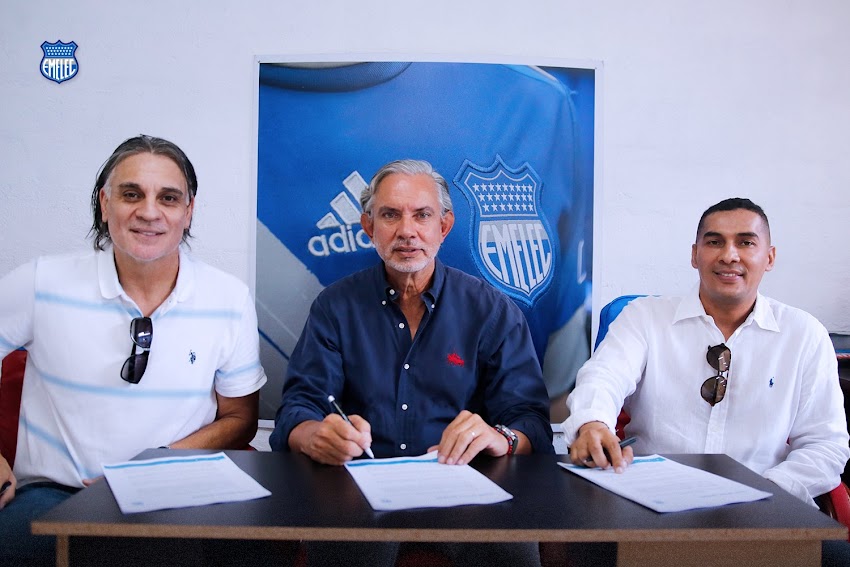 EMELEC firma convenio para una nueva franquicia de las escuelas de fútbol del Club Sport Emelec. 