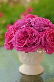 buchet de trandafiri roz in vas alb