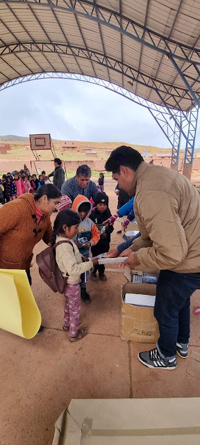 Mehr als 200 Schüler haben dank unserer lieben Spender Schulmaterialien in der Bildungseinheit von Tomaycuri - Potosí - Bolivien erhalten. Auch der Regen und die einsetzende Kälte konnten das nicht verhindern. Die Schüler und Lehrer der ganzen Schule haben sich mit Tanzvorführungen für die Schulmaterial Spenden bei mir und natürlich ganz besonders bei den Spendern bedankt.