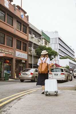 turistikinja u gradu nosi kofer