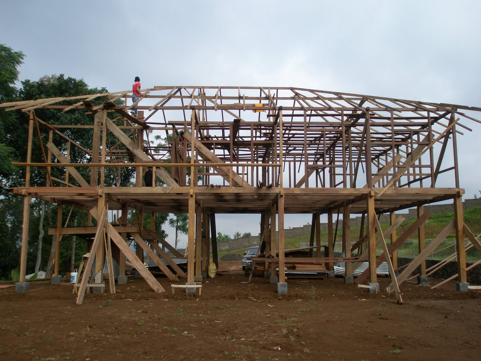 Semua balok rangka utama dari kayu Besi