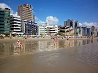 La playa de Itapema, vista desde el mar, con los edificios de fondo y la franja de arena justo al frente