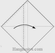 Bước 2: Gấp tờ giấy theo chiều từ trái sang phải