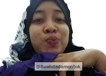 cewek berjilbab nakal remas toket dan ngentot pacar