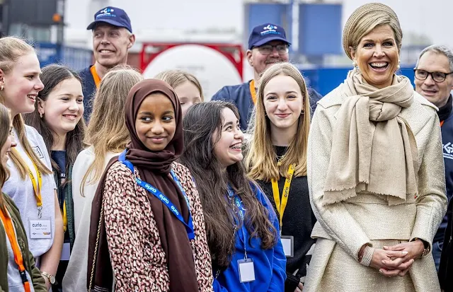 Queen Maxima wore a blazer skirt suit by Natan. Pearl earrings and pearl necklace. Curio Effent high school in Oosterhout