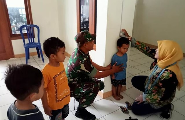 Babinsa Koramil 09 Grogol ajak warga Rajin bawa Balitanya ke Posyandu