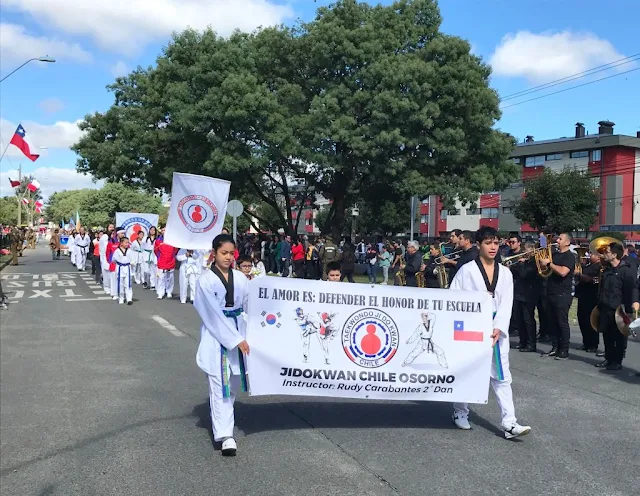 Osorno: Mil estudiantes participaron en desfile por Aniversario 466