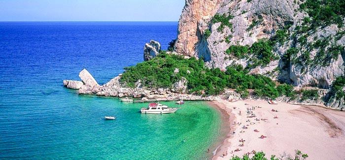  Cala Gonone, Pantai Paling Menawan di Italia