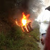 Accidente en carretera San Juan Azua; vehículo arde en llamas