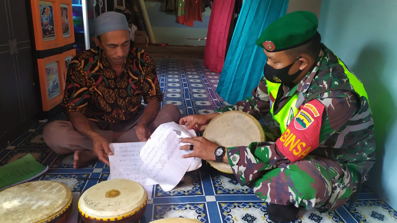 Babinsa Desa Cemaga Tengah Lakukan Komsos Dengan Ketua Alat Musik Tradisional Gendang Larak