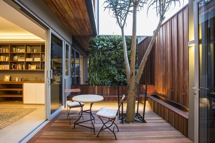 Small terrace in Modern Mansion by Metropole Architects 