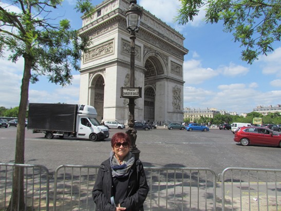 17050964 May 24 Barb in front of Arc de Triomphe