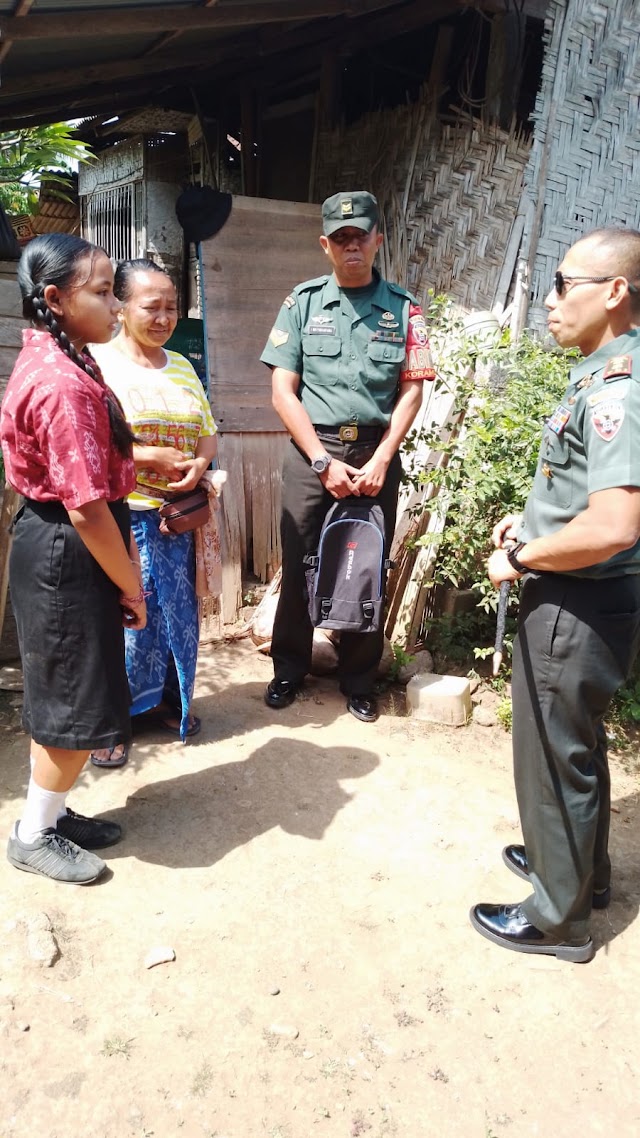 Peringati HUT TNI Ke 78 Dandim 1616/Gianyar Bagikan Bingkisan Untuk Warga Kurang Mampu Di Lingkungan Selat Desa Samplangan