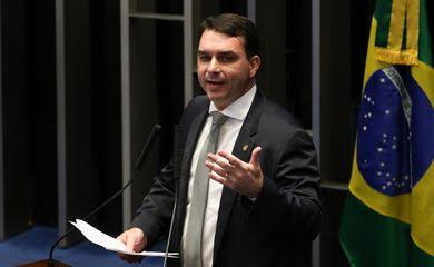 Flávio Bolsonaro - comenta sobre prisão do pai