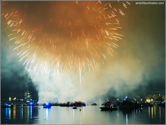 Día de la Independencia 2015 en Boston: Fuegos Artificiales en el Río Charles