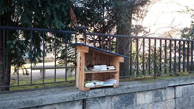 Une boîte à livres artisanale dans Reims