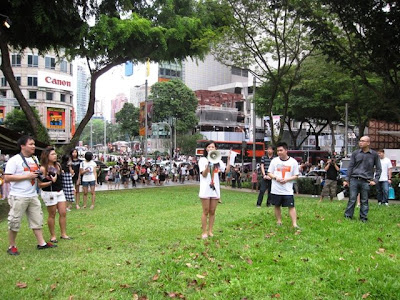 Singapore's First Bloggers Flash Mob at Orchard Road (Organised by Nuffnang)