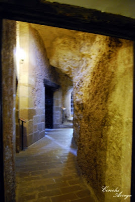 Pasillo estrecho de piedra en el interior de la gruta en el que se encuentra la entrada a algunas estancias-