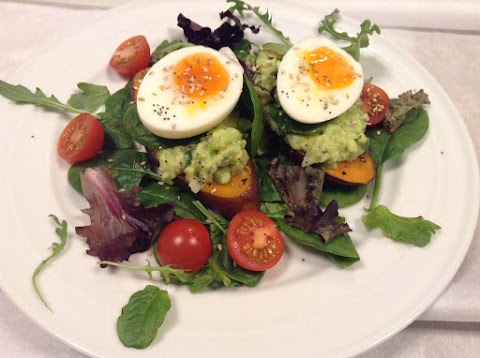 Batata doce assada com guacamole e ovo cozido de 6 minutos