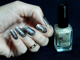 Esmalte Flavia Alessandra Dubai + carimbada com a Placa HéHé 050